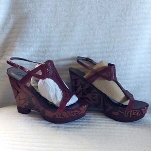 Carlos by Carlos Santana wedge sandal in burgundy size 8.5